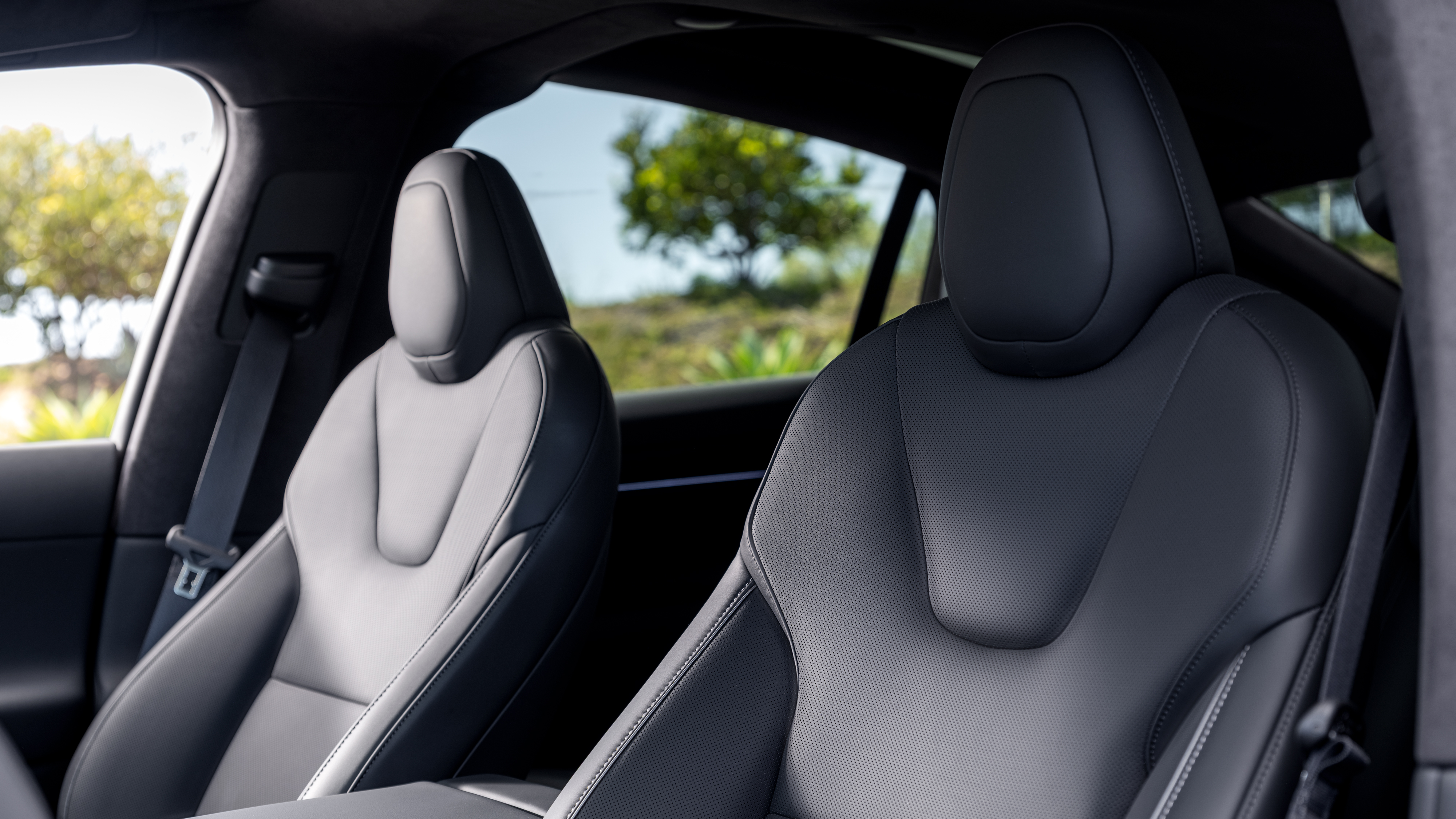 Tesla Model X - View 5